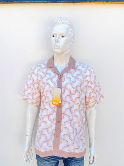 Camisa MALIBU BY DRILL CLOTHING CO. original, en color beige con marron, estampado de cuadros, cuello en color Marron.