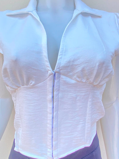 Top/camisa/ Blusa color blanco con cuello estilo corset.