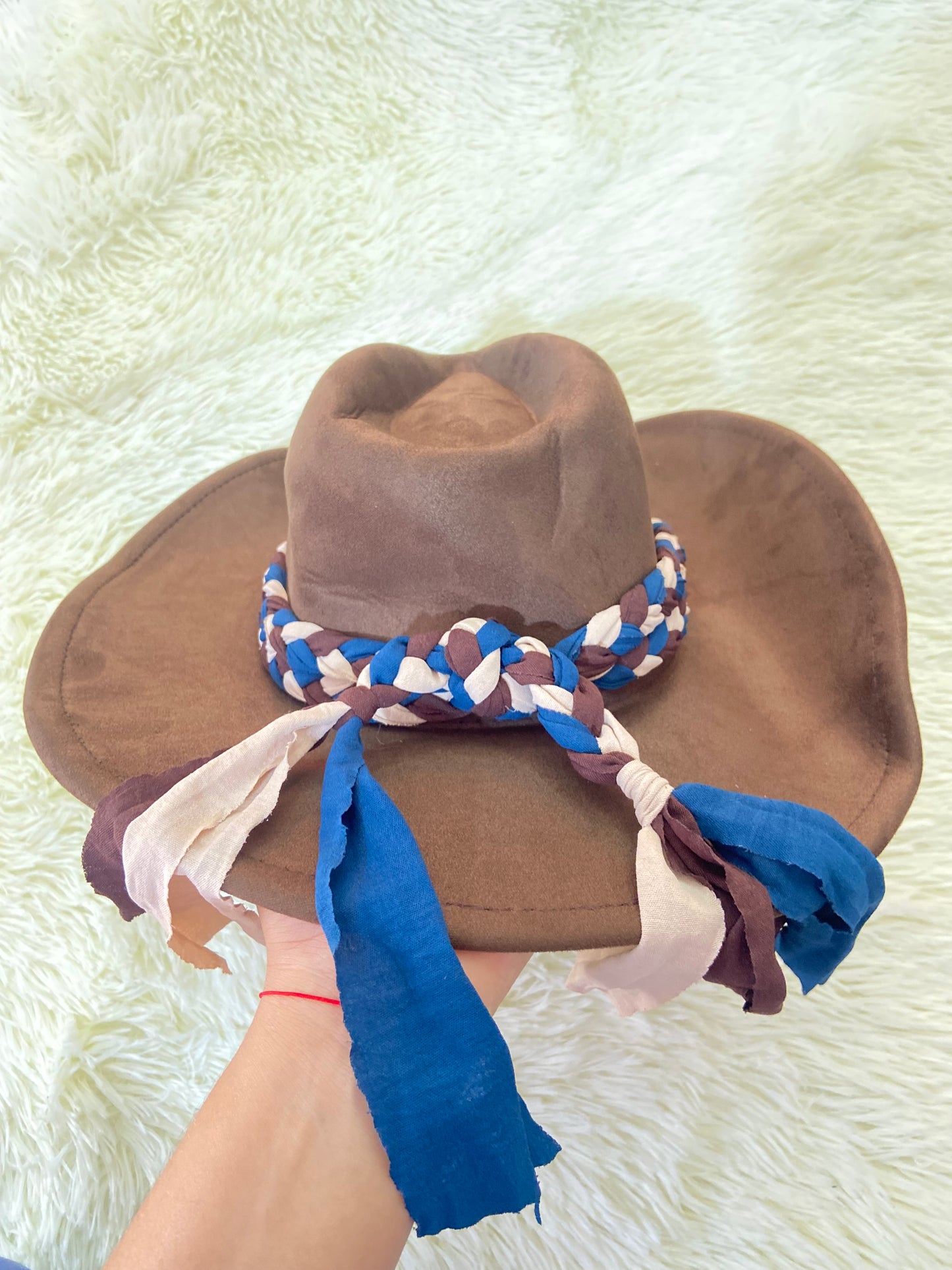 Sombrero, marron con cadena tejida en tela en color marron, crema y azul.