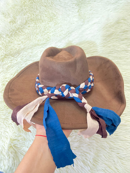 Sombrero, marron con cadena tejida en tela en color marron, crema y azul.