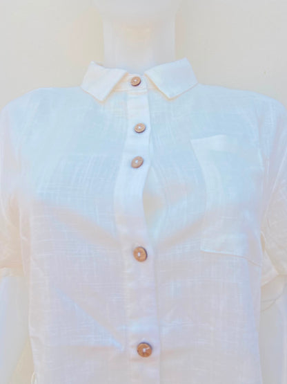 Camisa, blanco hueso con bolsillo al lado y botones de madera, 20% lino.