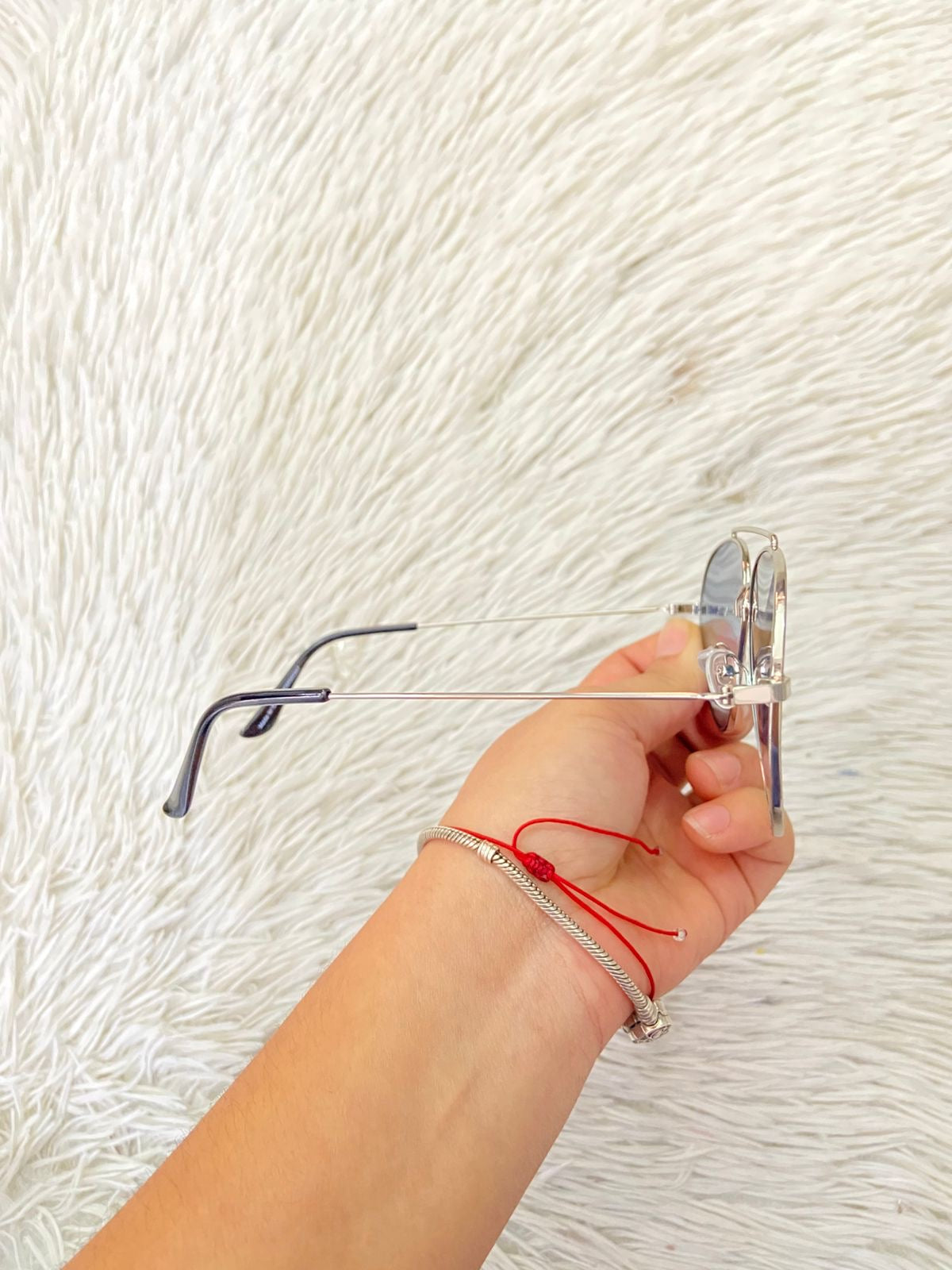 Lentes con montura plateada y micas azules