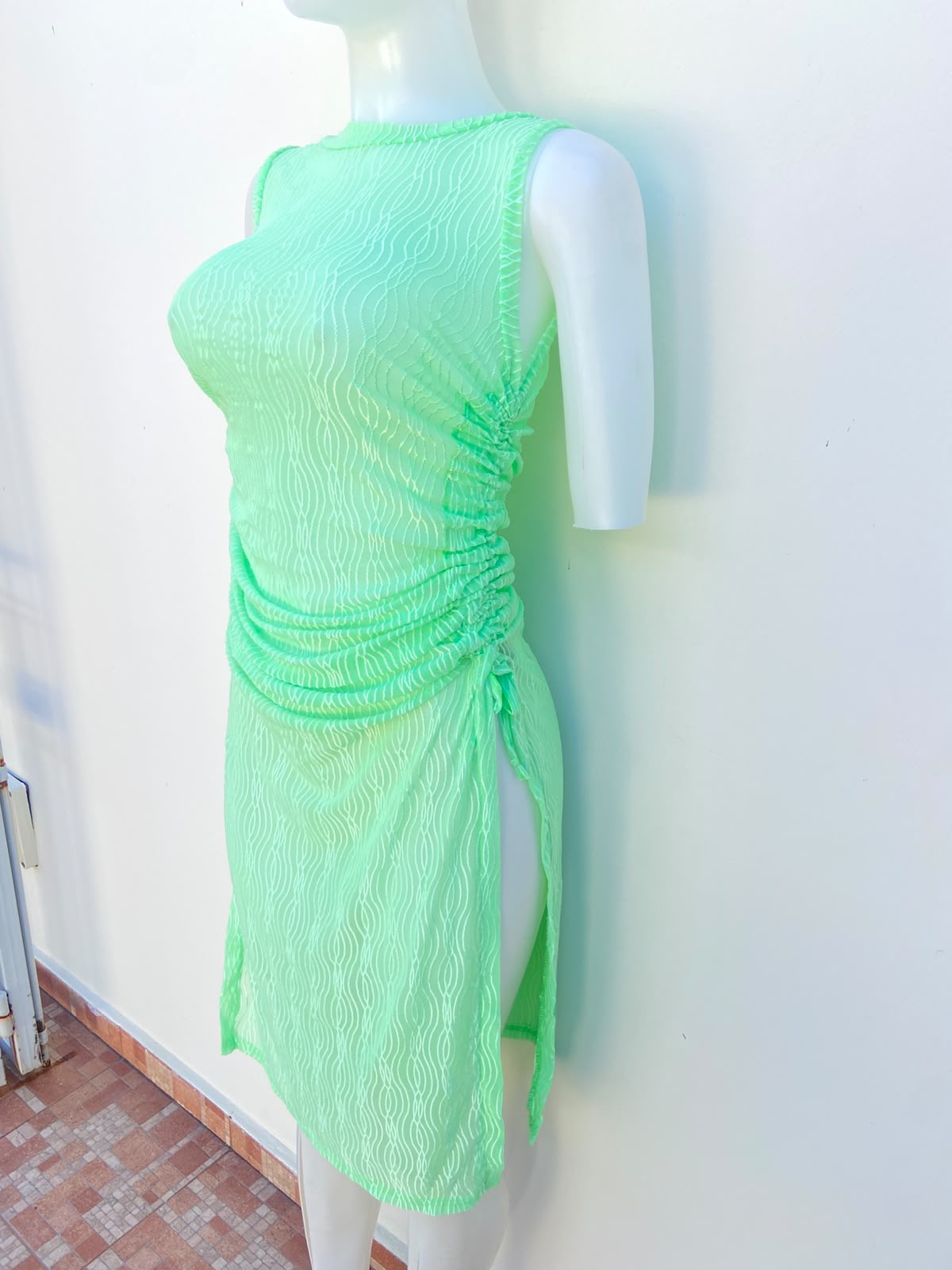 Vestido/ cover up LOVE original, color verde claro, transparente, con lazos ajustables y abiertos en las piernas.