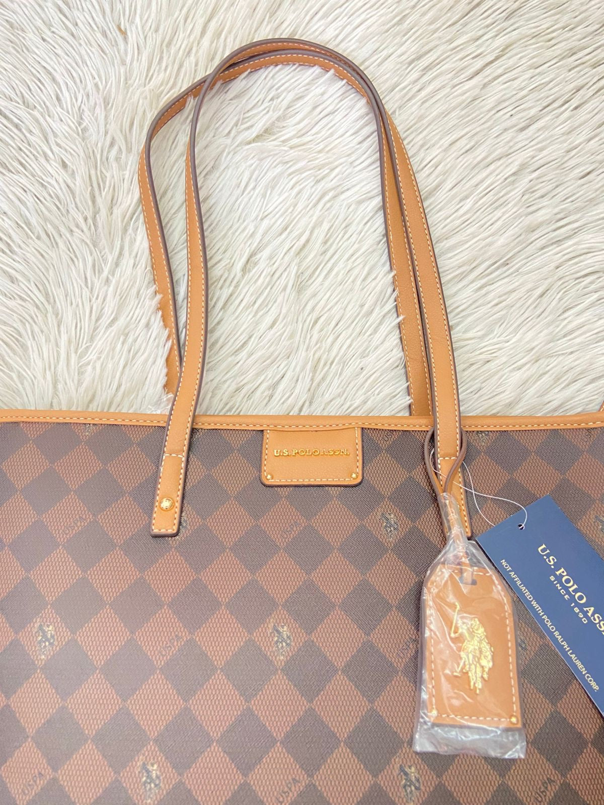 Cartera U.S POLO ASSN. Original en color marron placa de la marca al frente bolsillo atras y charms Adiccional con logotigo de la marca