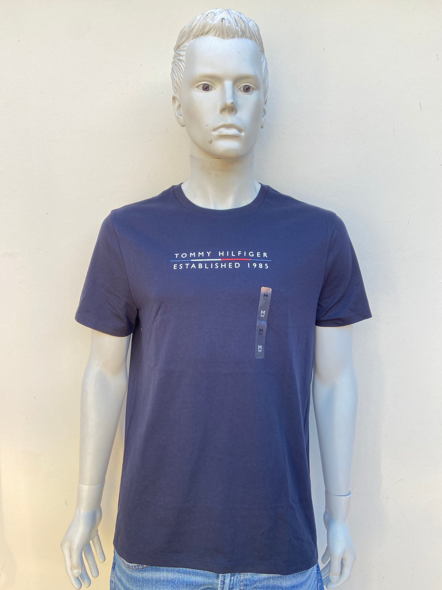 T-shirt Tommy Hilfiger original azul marino con letras TOMMY HILFIGER en blanco.