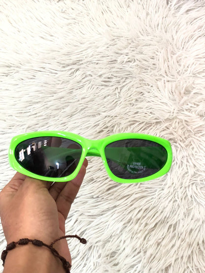 Lentes diseñados con protección UV 100-400 para proteger tu visión. Verdes pequeños con micas oscuras.