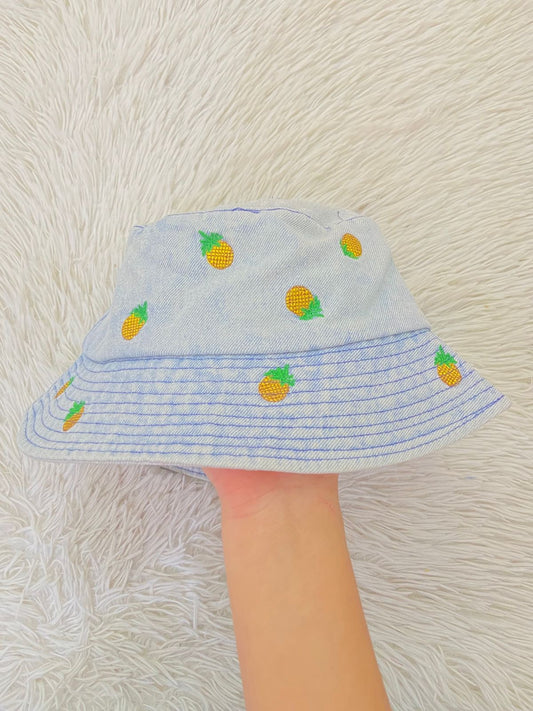 Gorro en tela jean con estampado de piñas