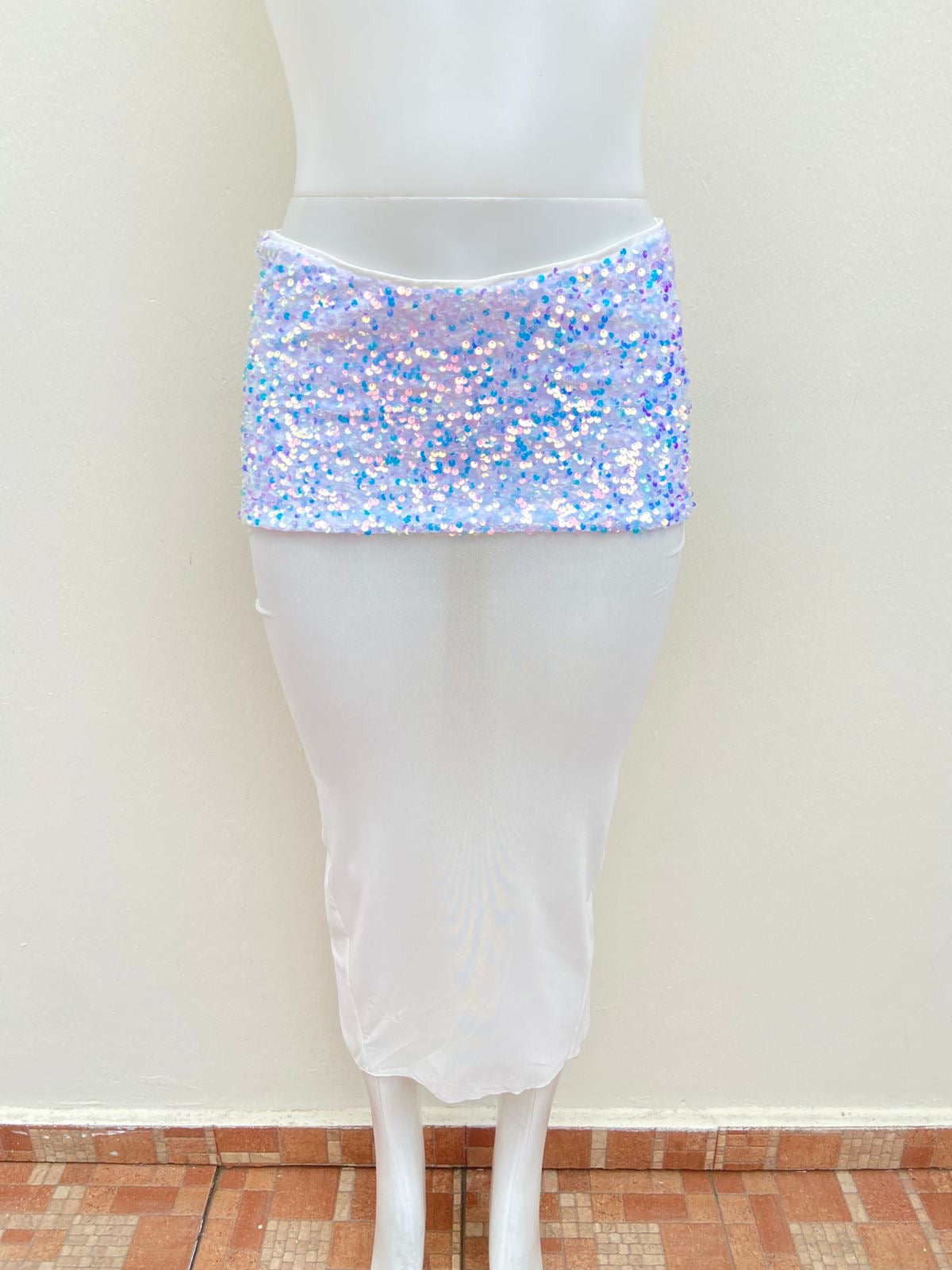Falda NEW PINK original, blanca con lentejuelas y abierto  atrás.
