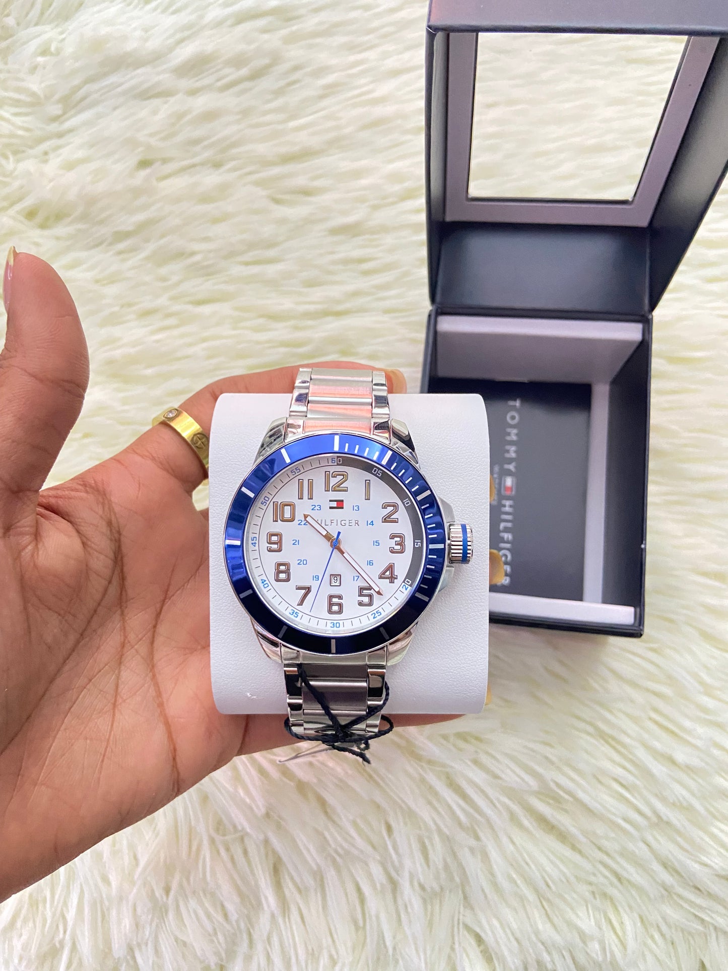 Reloj TOMMY HILFIGER original, cara 46mm plateado con fondo en color  blanco con azul y manecillas en color blanco.
