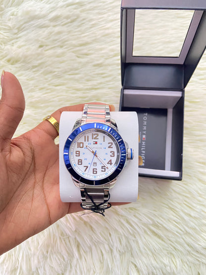 Reloj TOMMY HILFIGER original, cara 46mm plateado con fondo en color  blanco con azul y manecillas en color blanco.