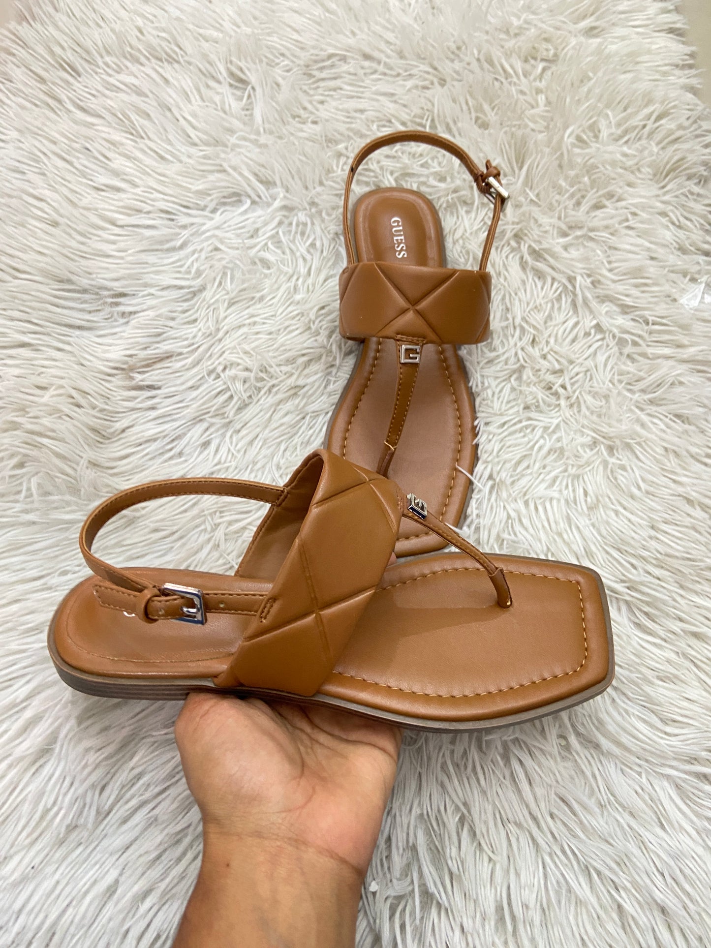 Sandalias Guess original marrón con correa ajustable y pequeña placa G.