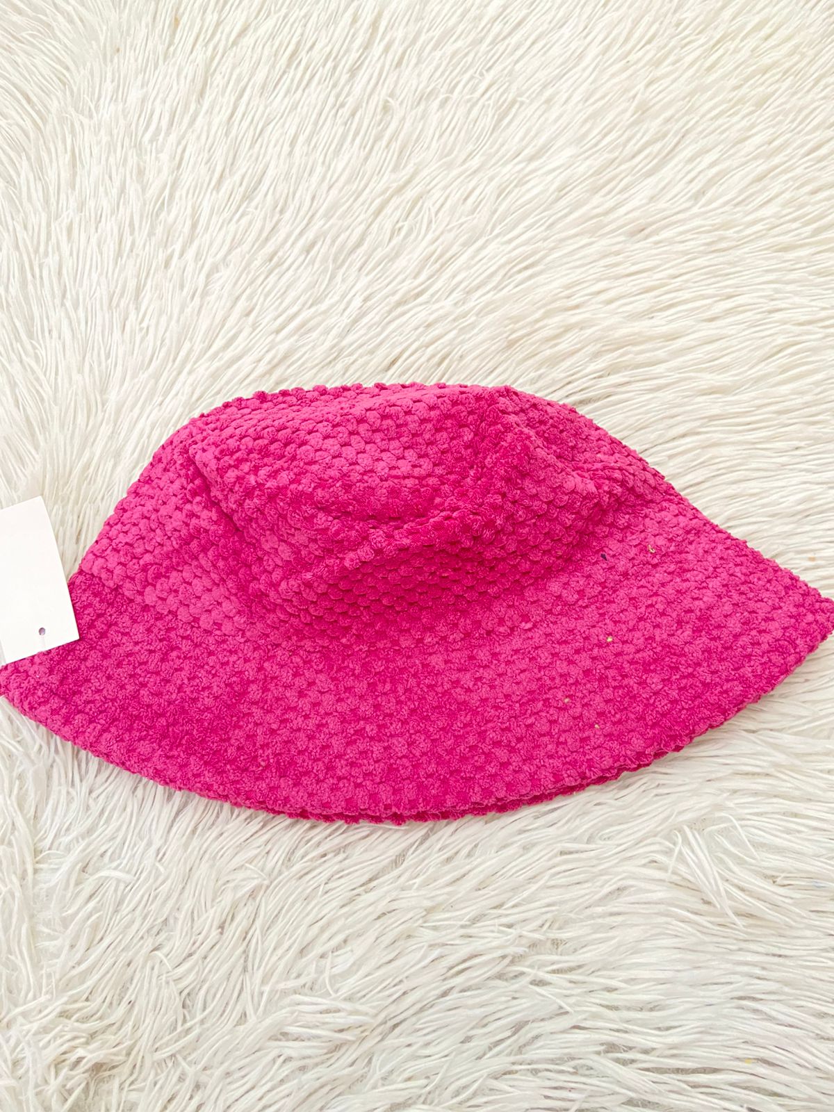 Gorro, rosado/ morado en tela de terciopelo con bordado de bolitas.