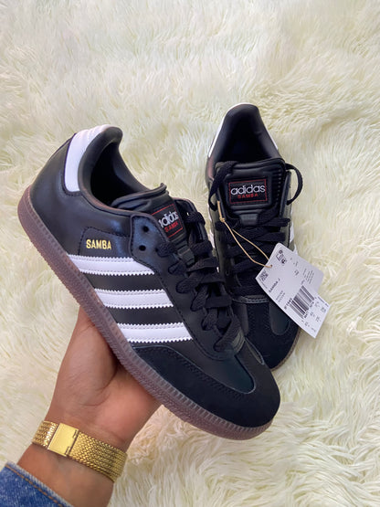 Tenis ADIDAS SAMBA original, negro con suelas en color marron, líneas en color blanco con letras SAMBA en dorado.