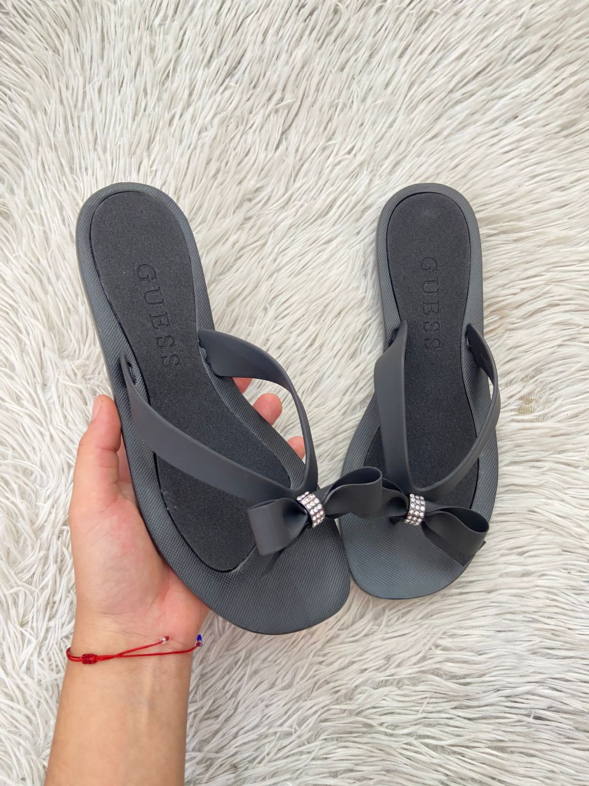 Sandalias GUESS original, negra con moño en frente y detalles en brillo.