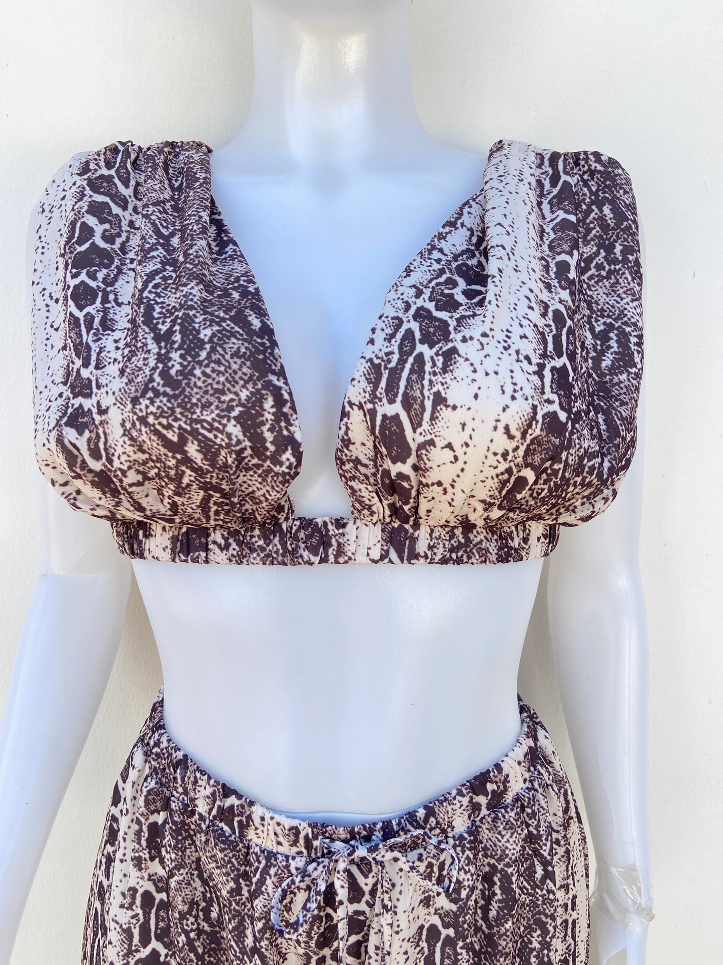 Conjunto, color marron ( taupe) con estampado de animal print.