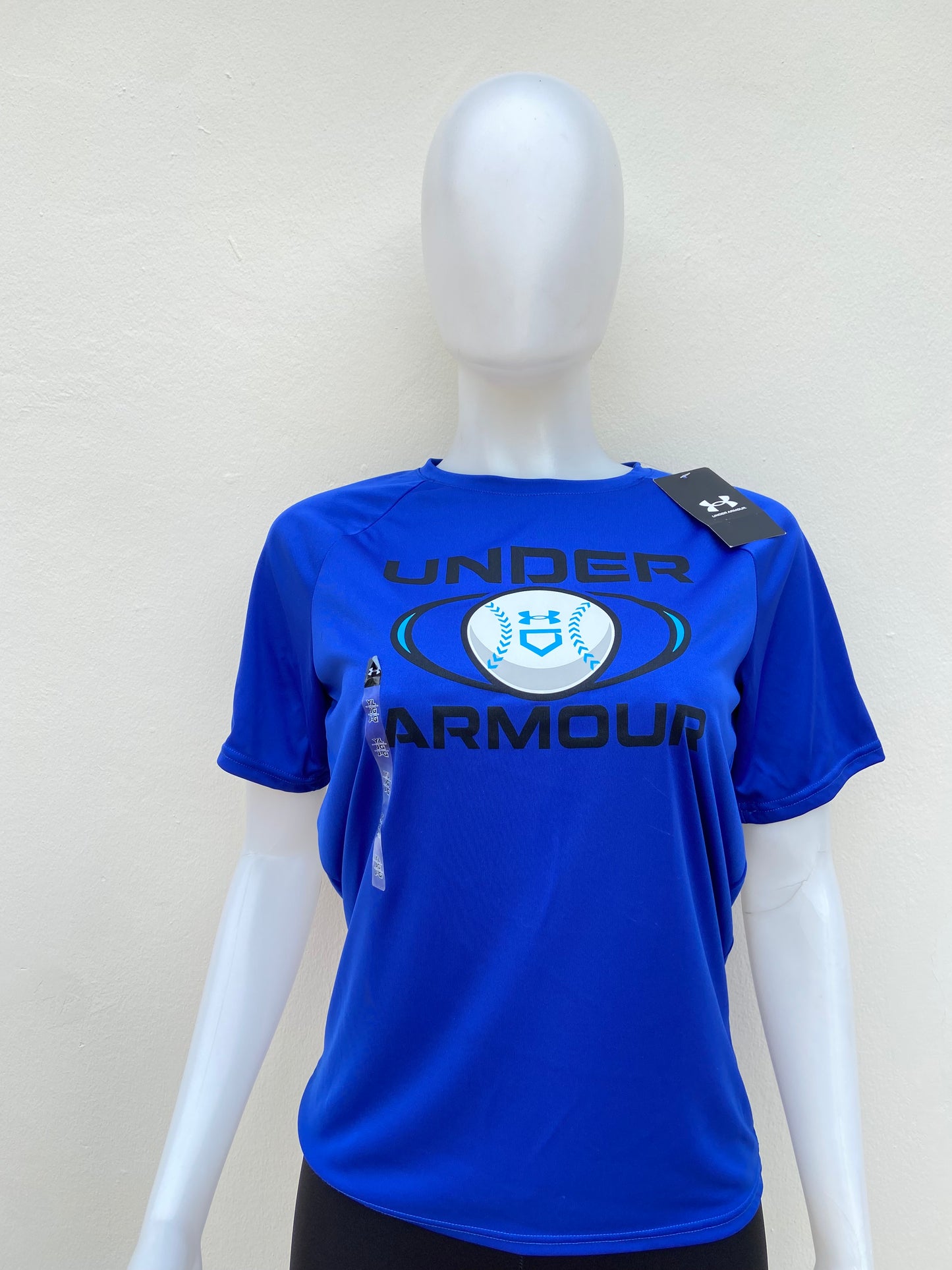 T-shirt Under Armour original azul con estampado de una bola en color blanco.