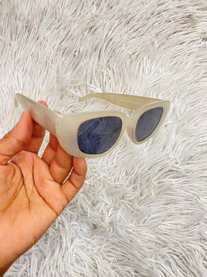 Lentes Forever21 original, diseñados con protección UV 100-400 para proteger tu visión. Color blanco hueso con micas negras.