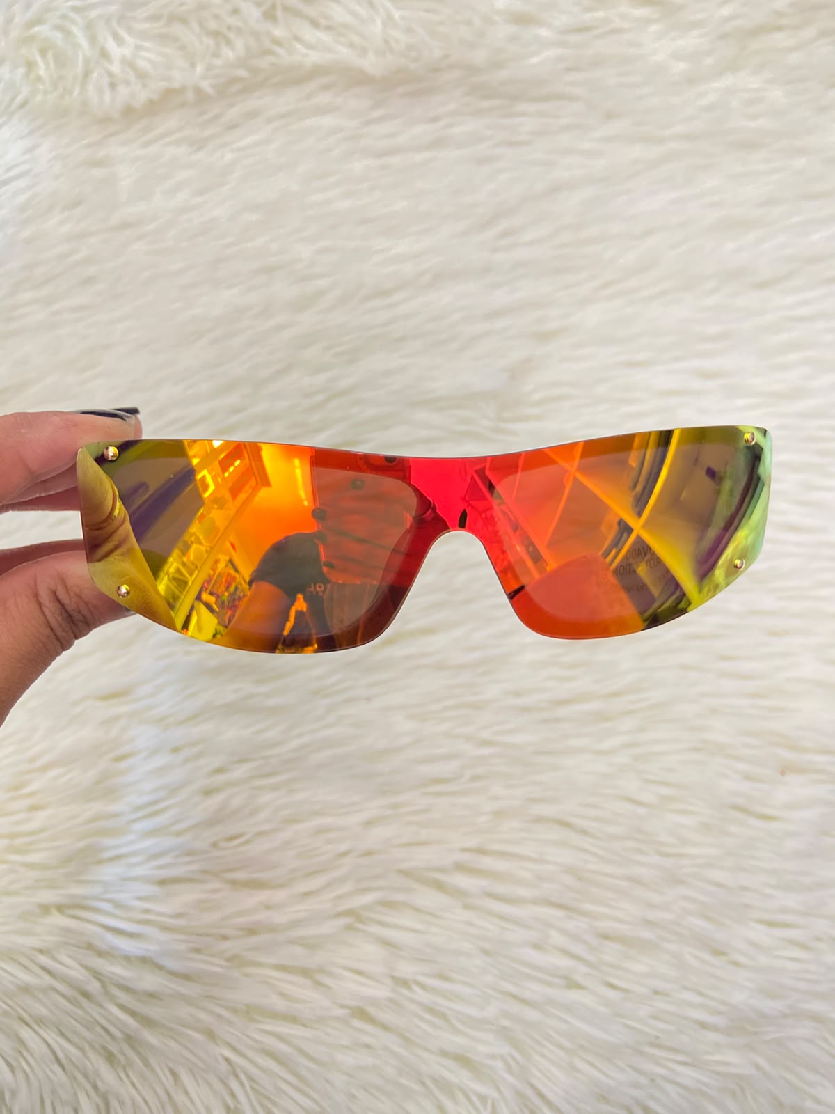 Lentes, multicolor con montura en color blanco y protección UV 100%.