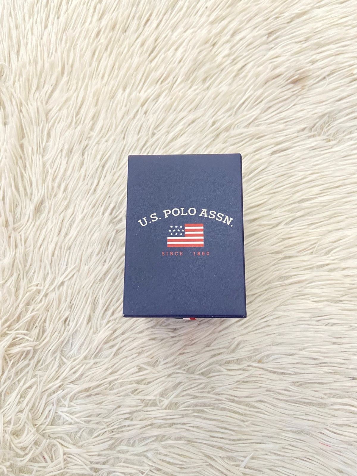 Reloj U.S POLO ASSN. Original en color blanco con negro y algunos detalles rojos en el fondo