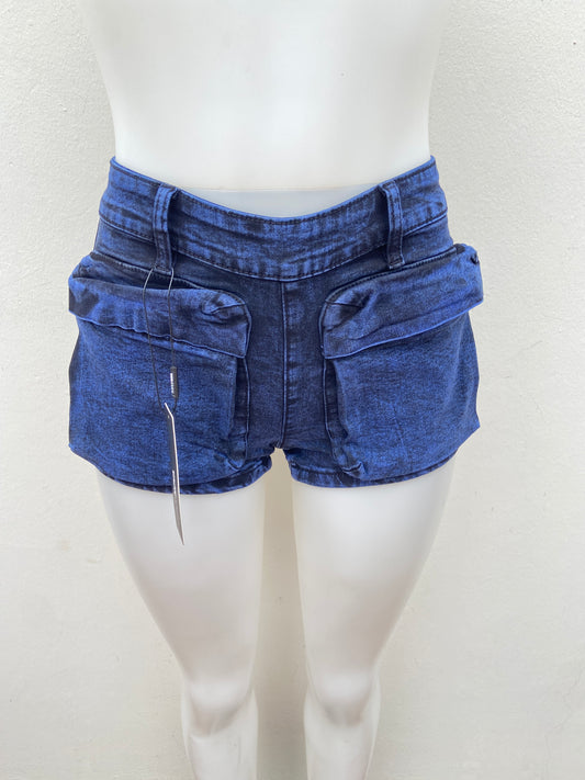 Short, jean azul súper oscuro con bolsillos delantero, estilo cargo.