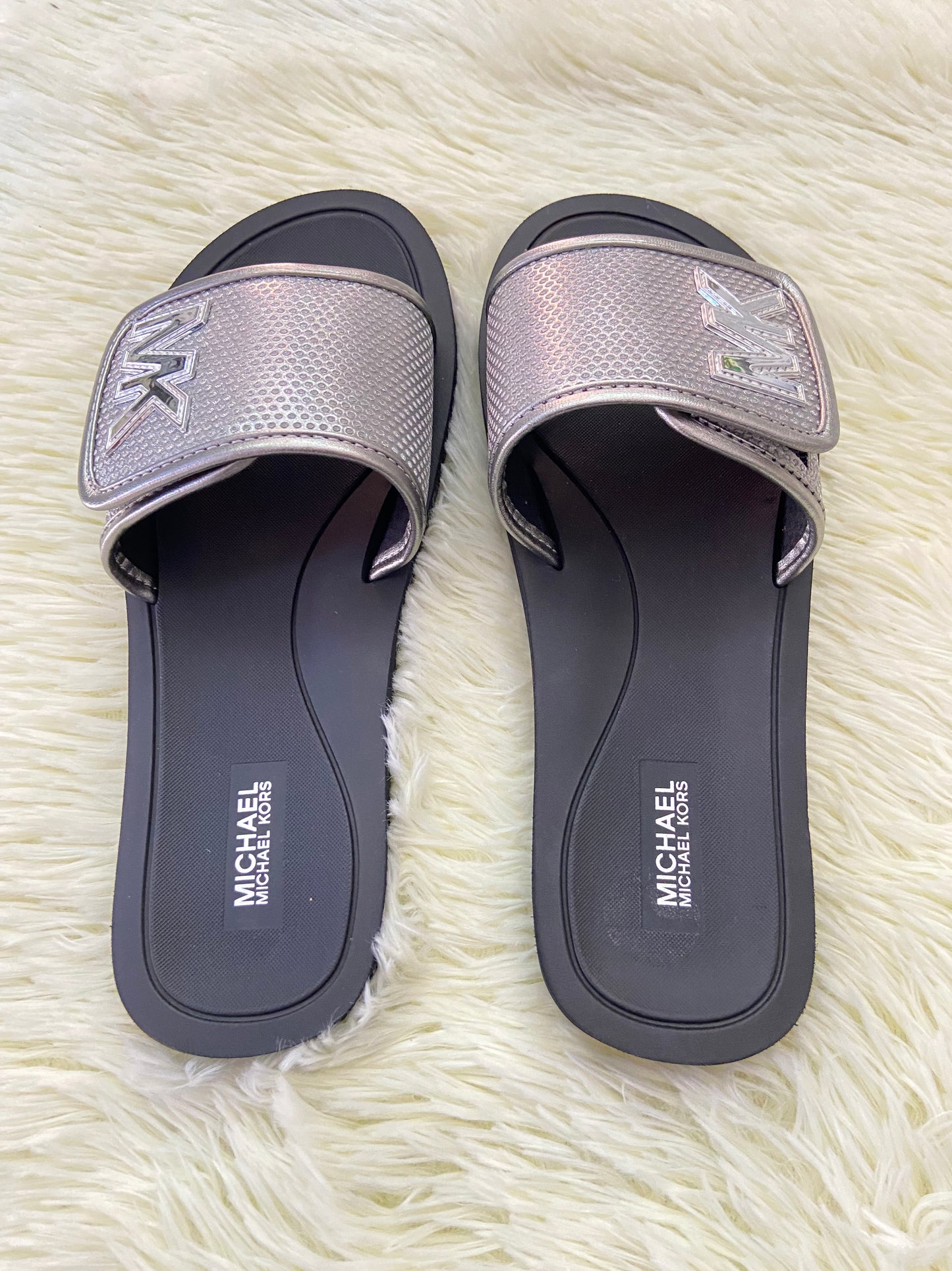 Sandalias MICHAEL KORS original, negra con plateado y letras MK en los lados.