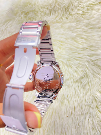 Reloj TOMMY HILFIGER original, cara 46mm plateado con fondo en color  blanco con azul y manecillas en color blanco.