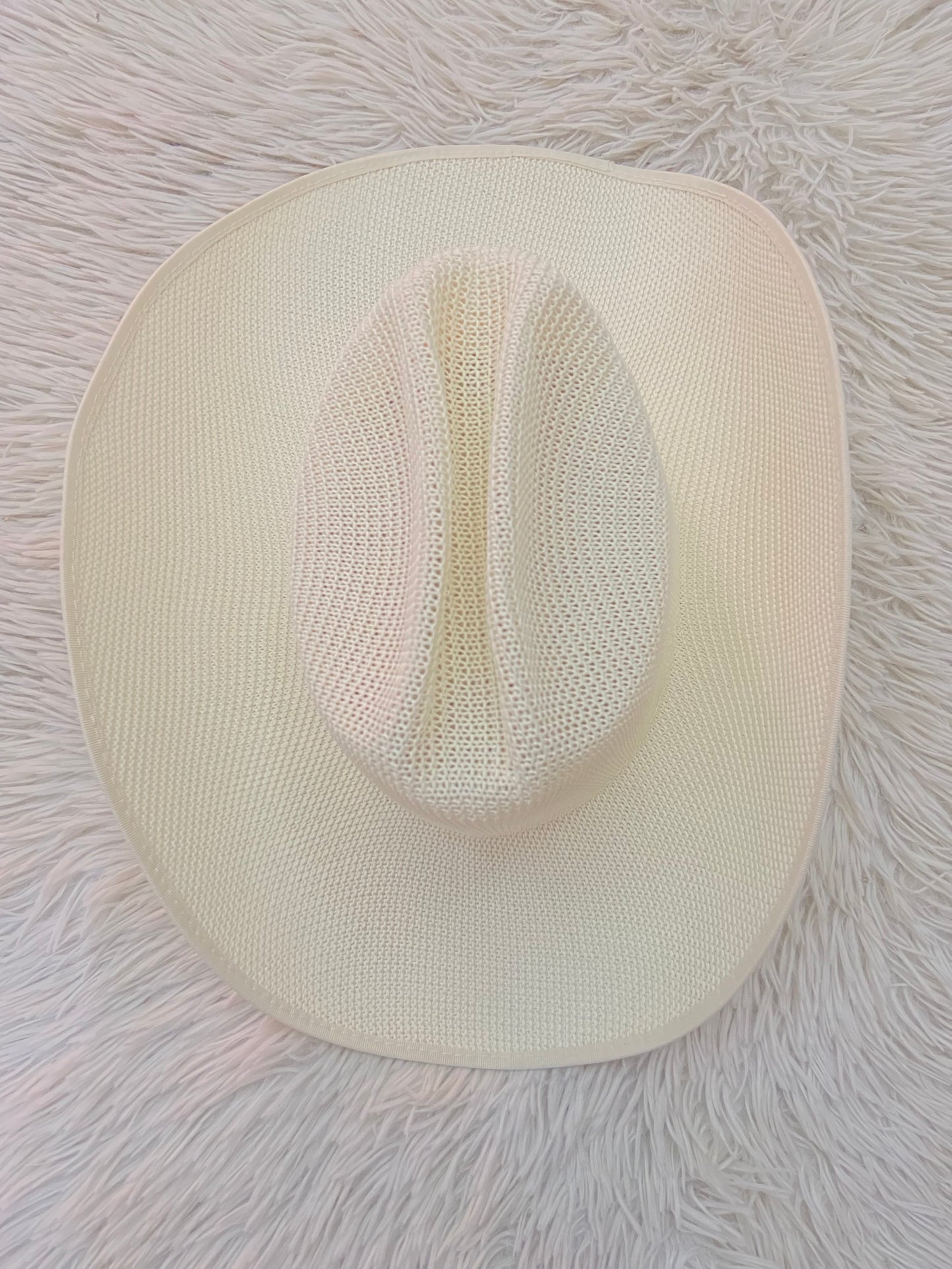 Gorro/ Sombrero, crema estilo tejido liso.
