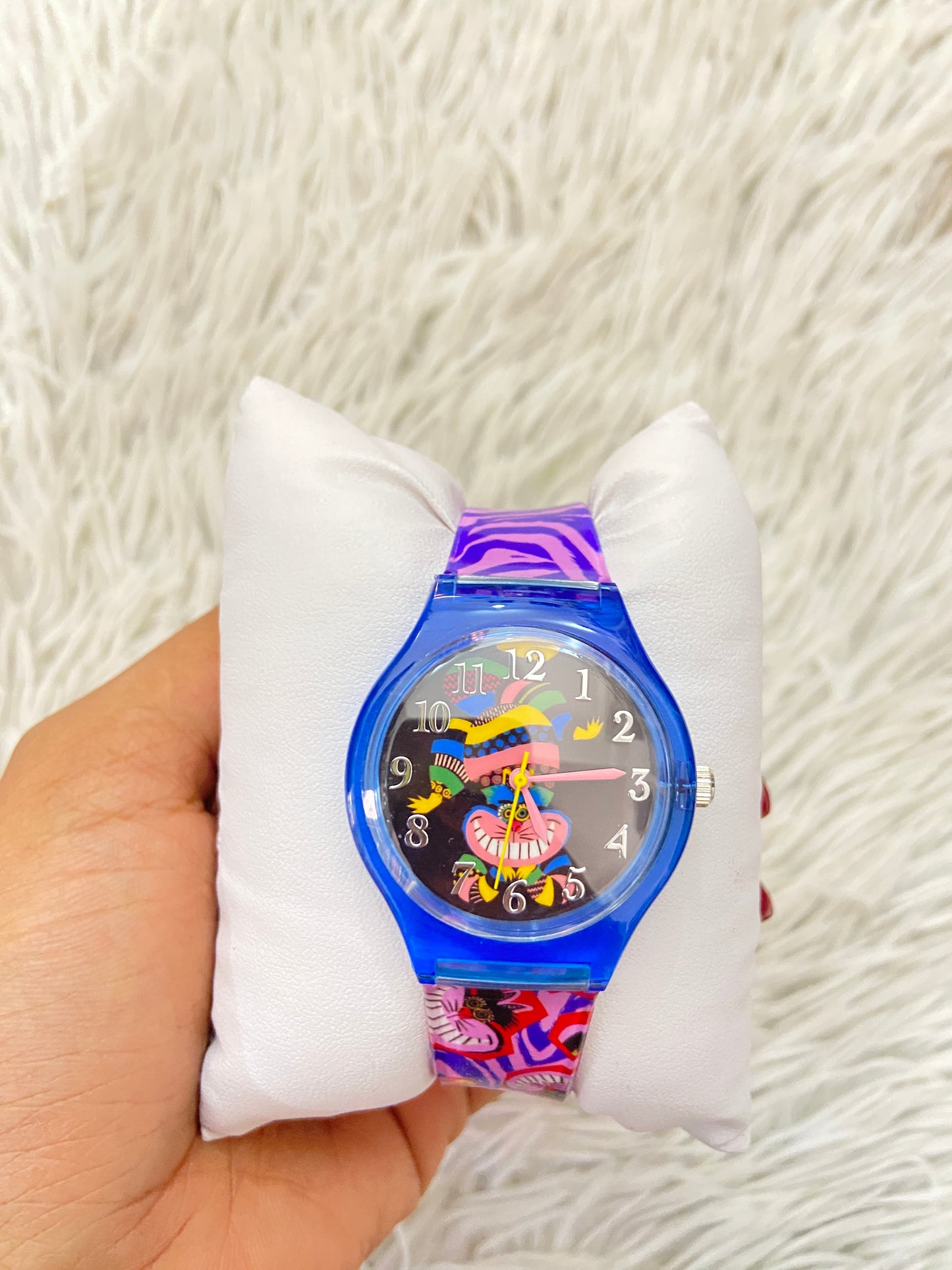 Reloj Disney original morado con azul marino y caricatura de un gato de fondo.