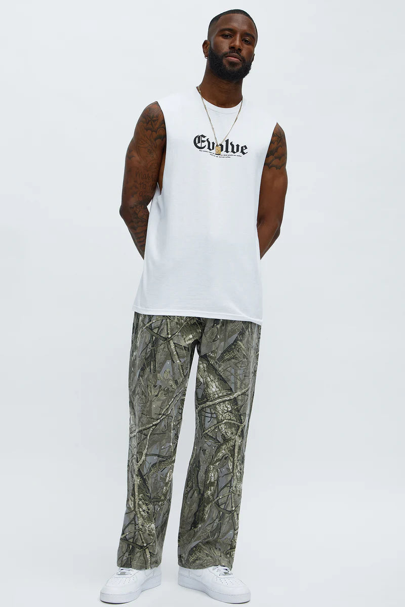 Franela blanca con letra en color negra al frente EVOLVE y diseño atras.