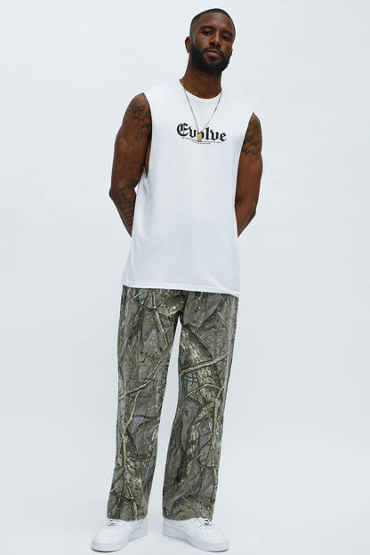 Franela blanca con letra en color negra al frente EVOLVE y diseño atras.