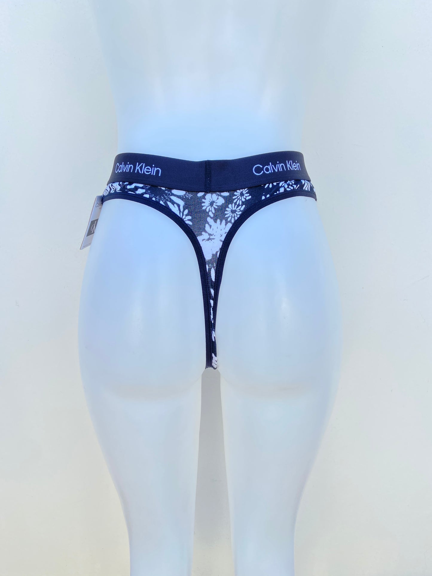 Panti Calvin Klein original blanco y negro y estampado de Flores.