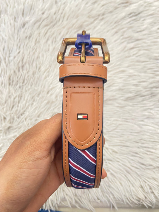 Correa TOMMY HILFIGER original, marrón con azul marino y rayas en color rojo.