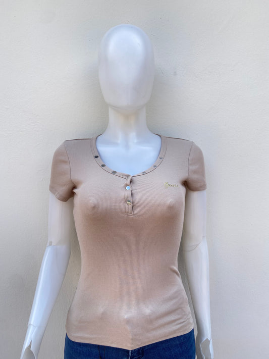 T-shirt GUESS original, crema ( beige ) con letras GUESS en cursivas en dorado y botones plateados.