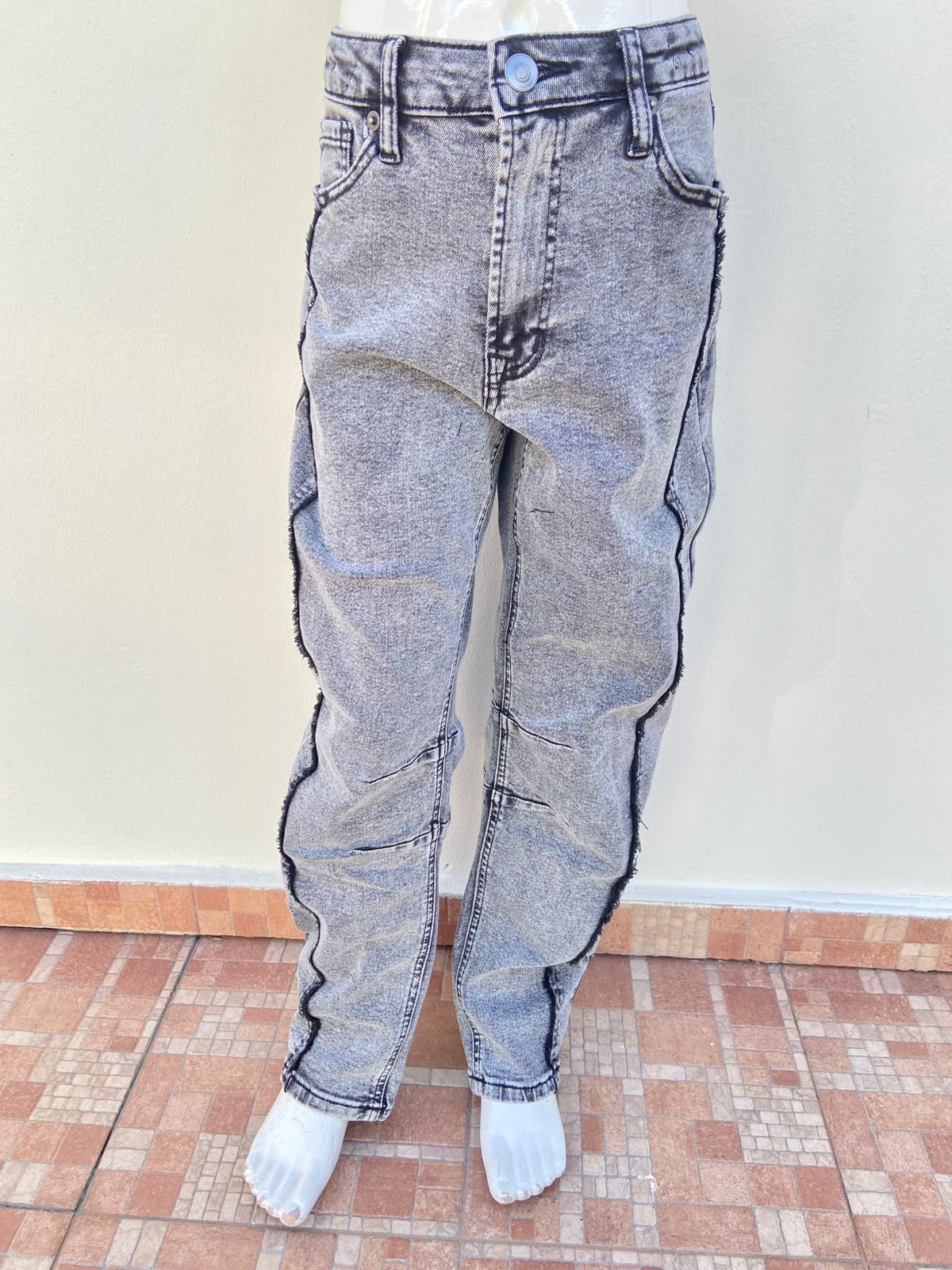 Pantalón Jean, gris claro con degradado negro y lineas en color negro, ancho