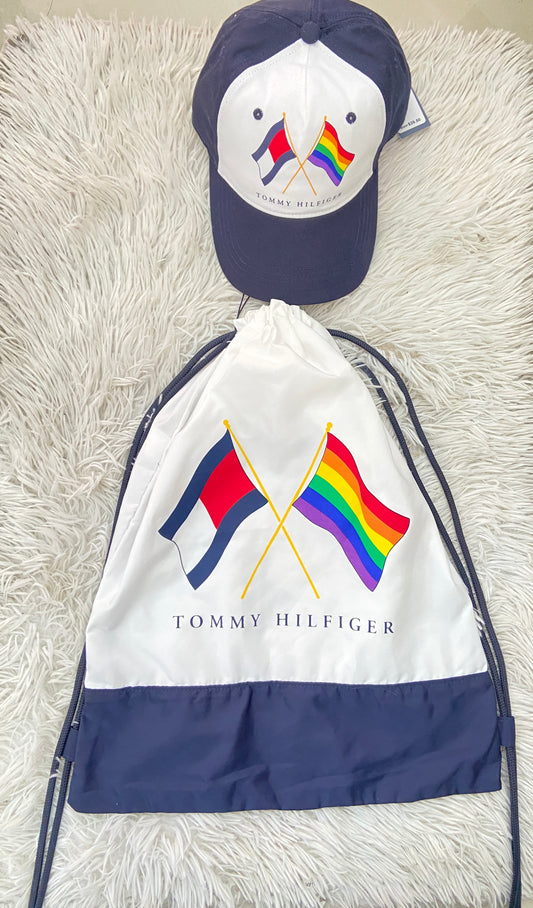 Set de Mochila y Gorra Tommy Hilfiger en blanco y azul y las bandera de Tommy y el orgullo.