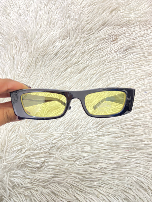 Lentes, negro con micas en color amarillo transparente.