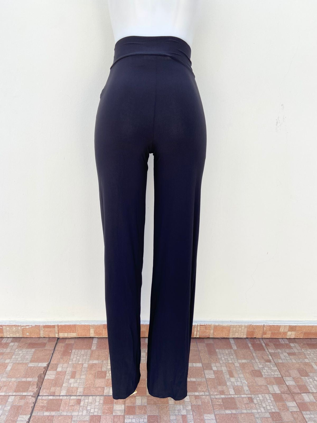 Pantalón, negro liso, ancho estilo legging,  talle alto, para vestir.