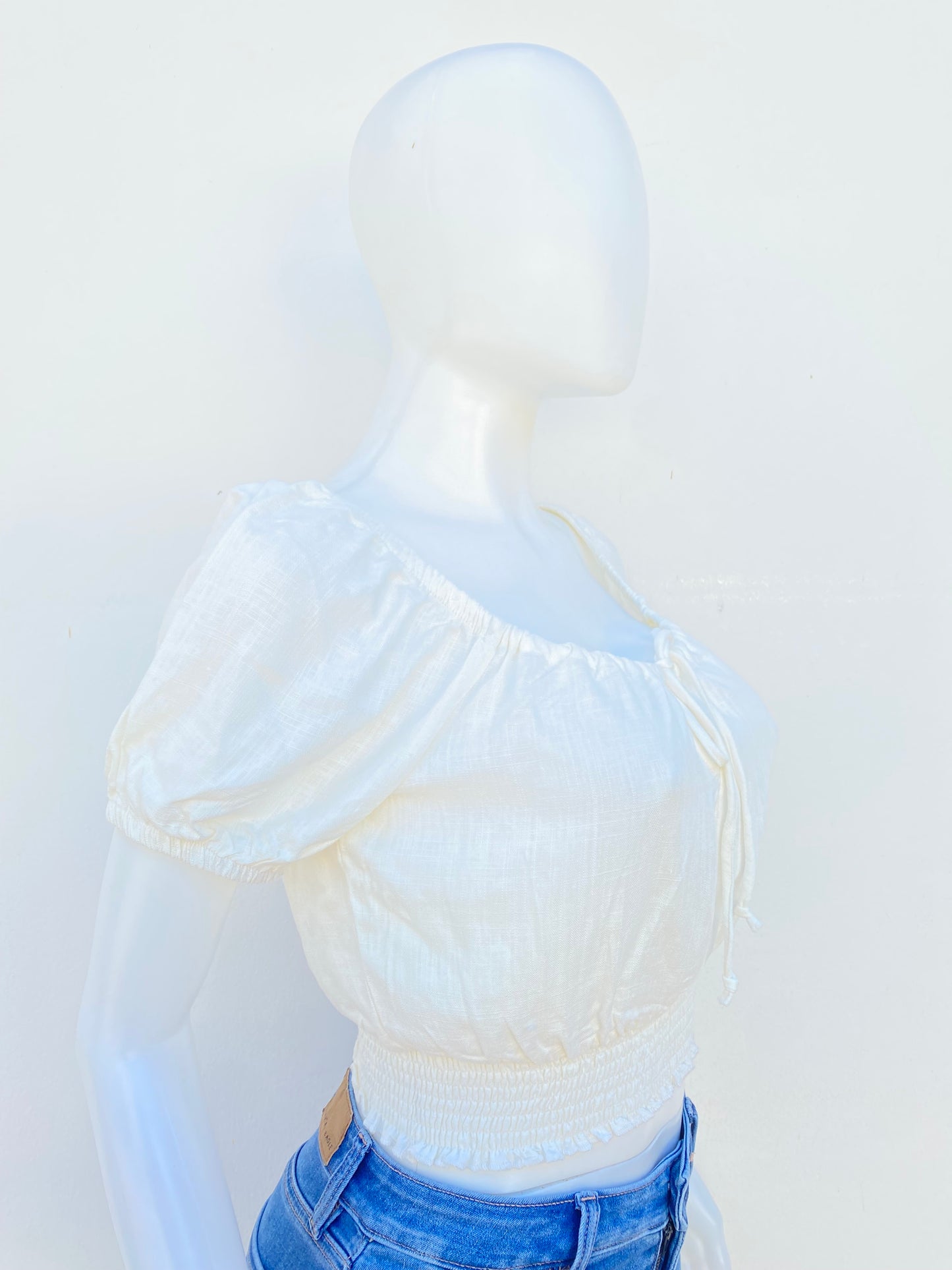 Top/blusa Fashion Nova original, crema (Offwhite) en lino con lazo en la parte delantera.