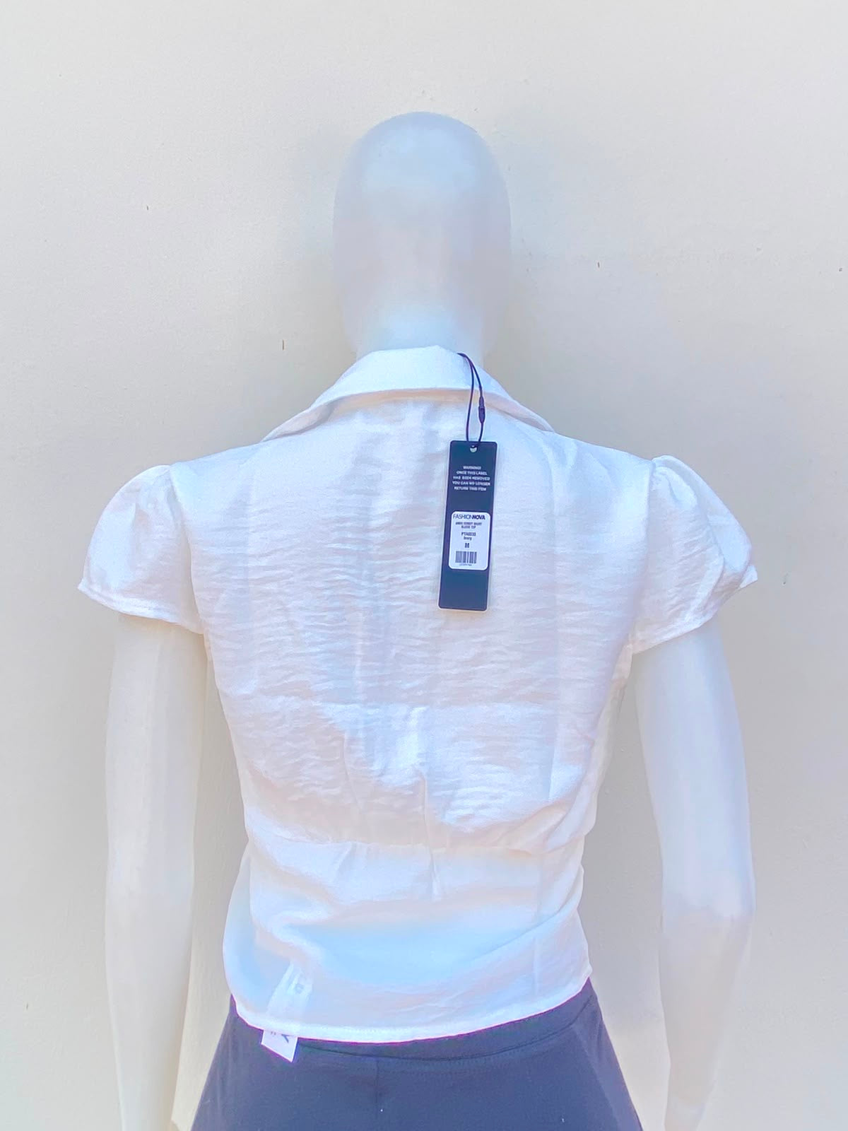 Top/camisa/ Blusa color blanco con cuello estilo corset.