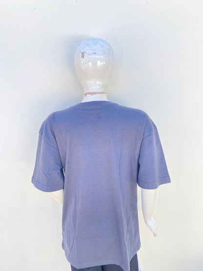 T-shirt, en color gris con letras BRUH ITS MY BIRTHDAY en azul.
