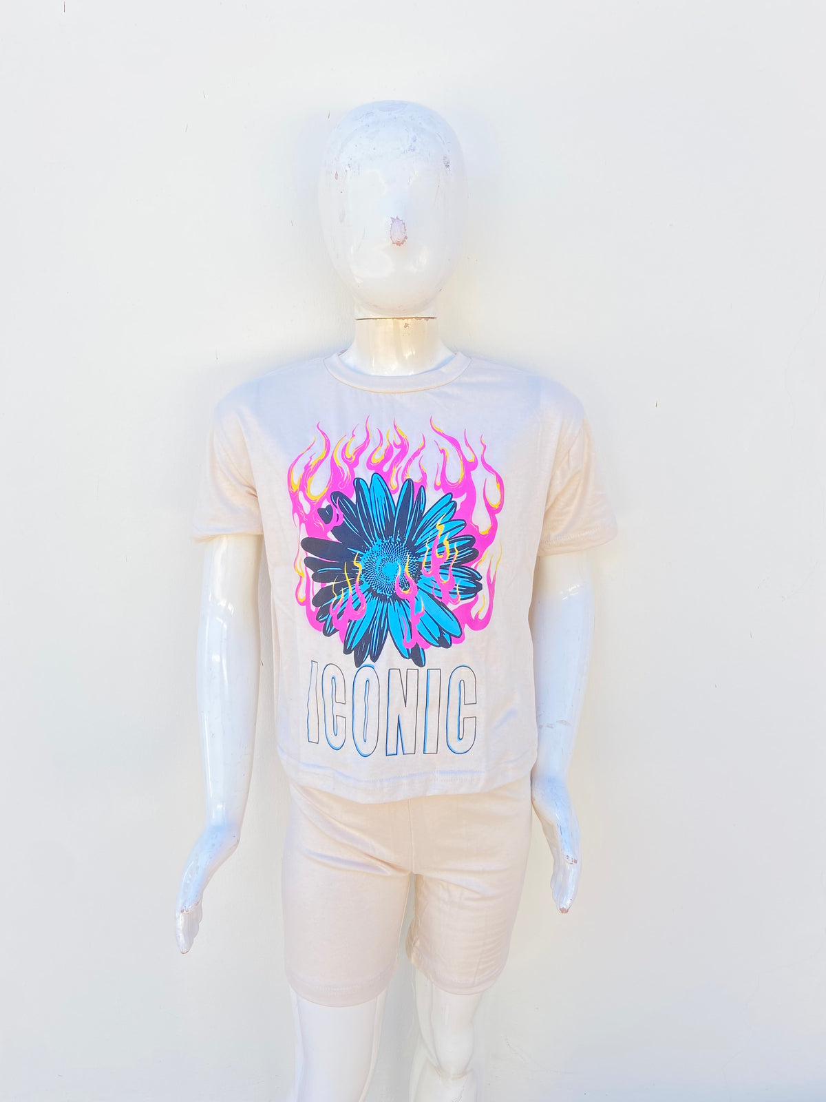 Conjunto, crema con estampado de una flor en llamas en color azul y rosa.