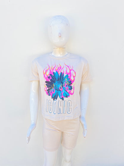 Conjunto, crema con estampado de una flor en llamas en color azul y rosa.