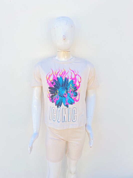Conjunto, crema con estampado de una flor en llamas en color azul y rosa.
