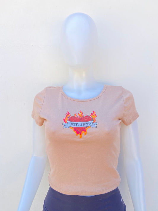 Top FOREVER 21 Original en color marron Taupe/Multi con diseño de corazon en llamas con letra EST. 1976