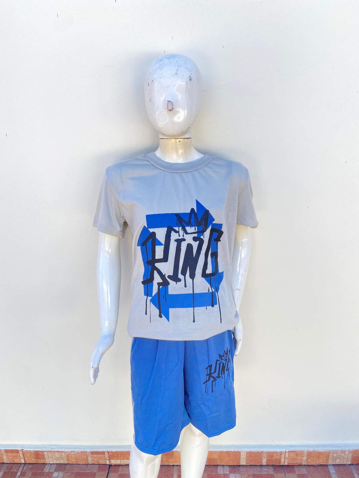 Conjunto, gris con azul y letras eñ color negro.