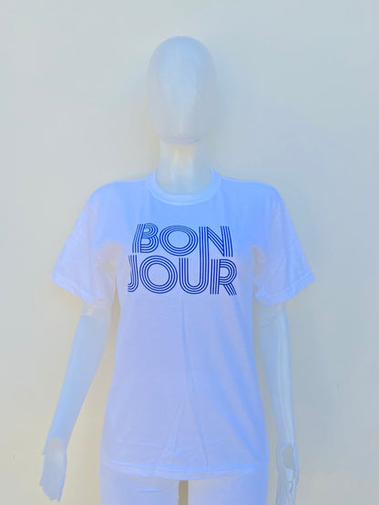 T-shirt, blanco con letras BON JOUR en azul oscuro, ( Buen día ).