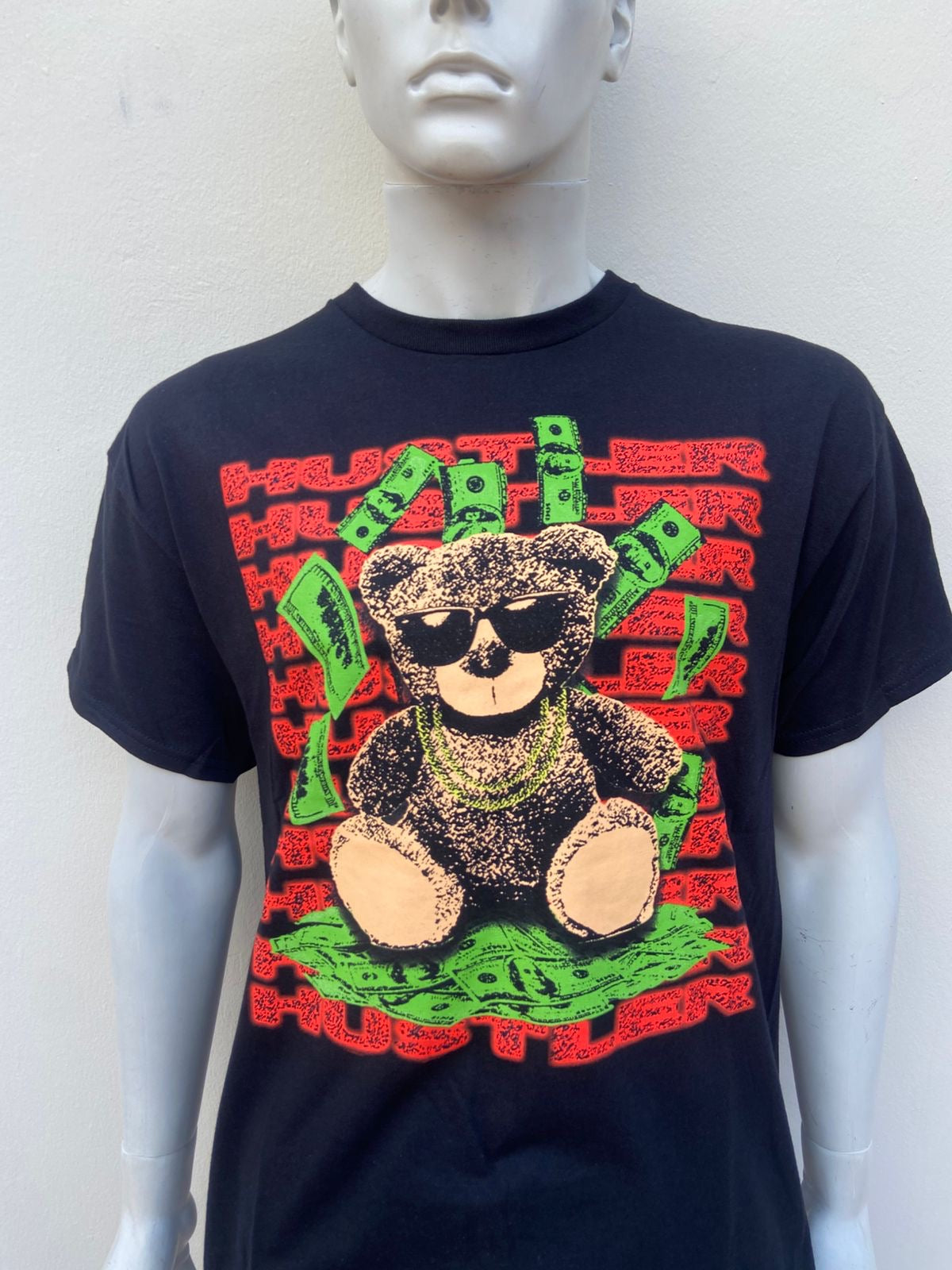 T-shirt Negro con estampado decun osos con dinero sobre el y letras rojas en el fondo