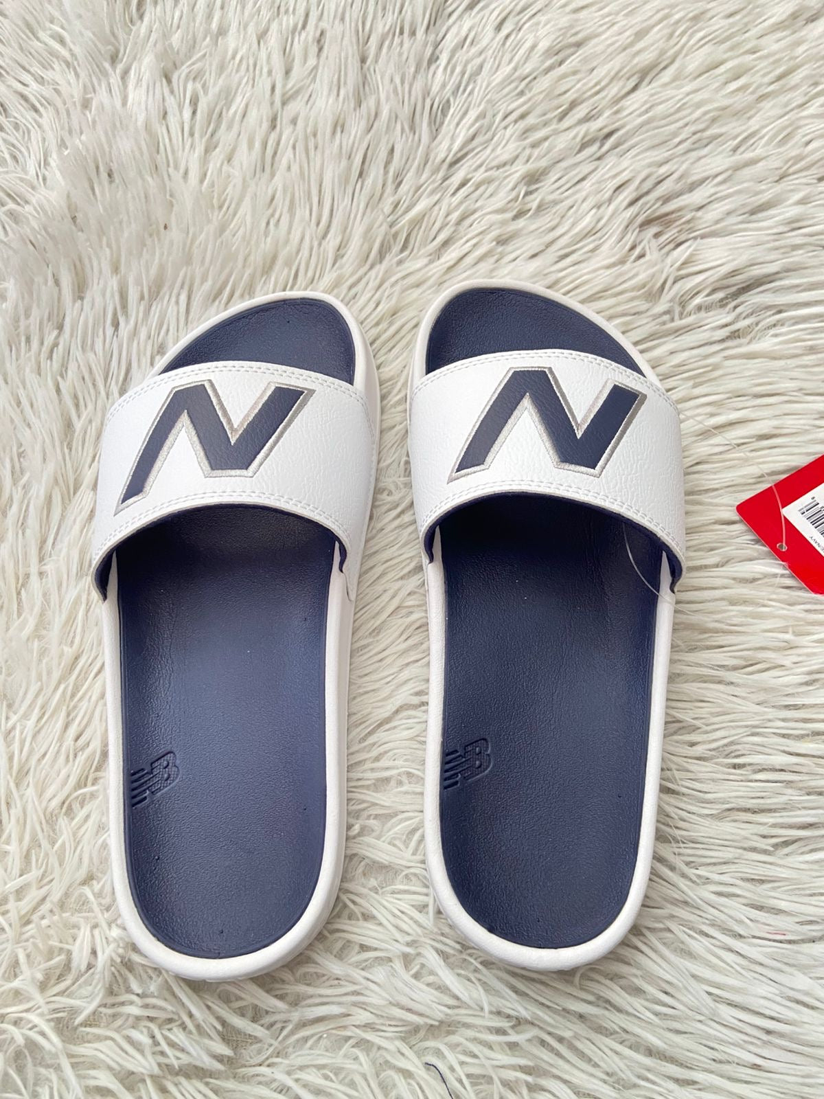 Sandalias NEW BALANCE original, azul marino con blanco y letras N al frente.