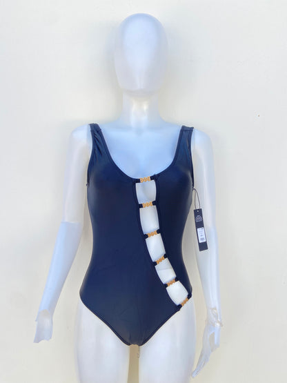 Biquini, negro con abierto en los lados y escote en la espalda.