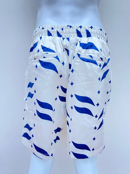 Bermuda pantalón corto en color crema con detalles en color azul.